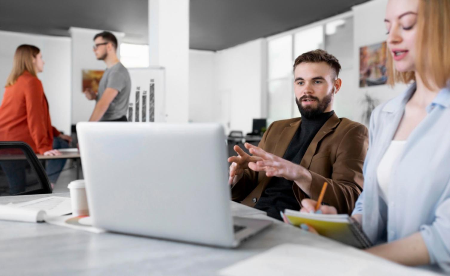 Estudiante analizando gráficos financieros en una sesión de aprendizaje práctica